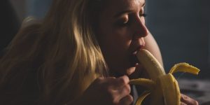 Read more about the article How to suck a dildo? Benefits and simple method to do it!